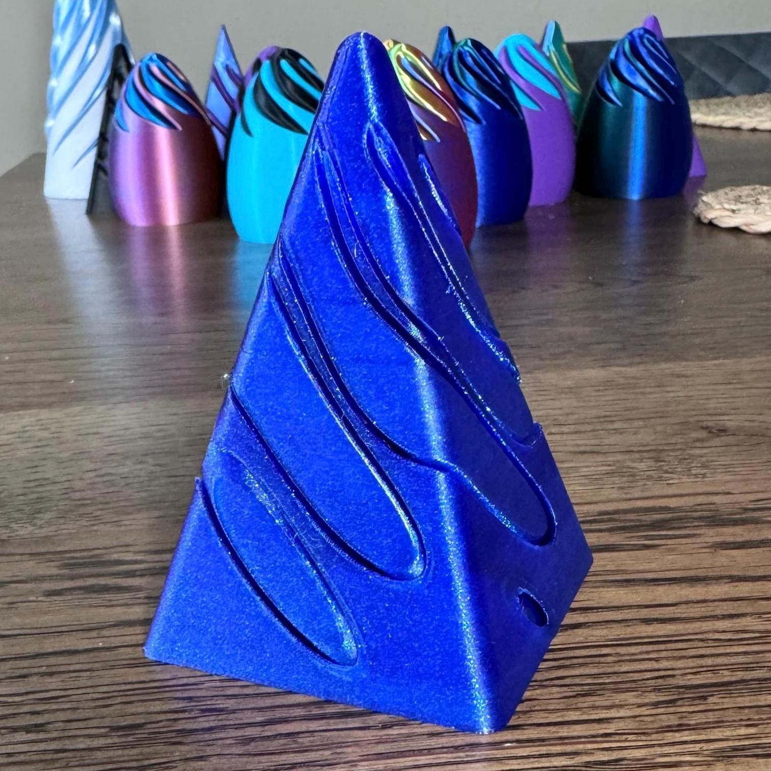 Glitter HypnoTwist Pyramid - Impossible Infinity Spiral Smooth Pyramid, Perfect Gift for Him, Modern Fidget Decoration